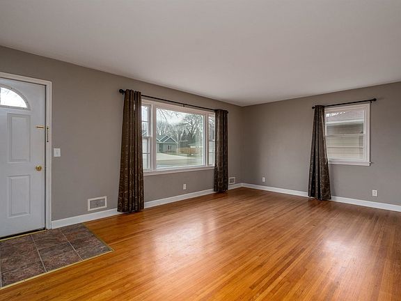 3rd image of 401 McIndoe St