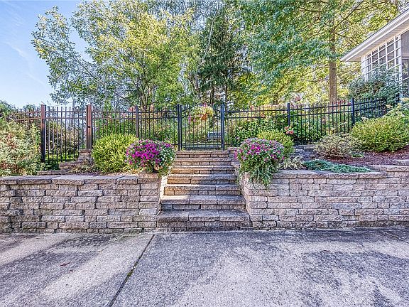 3rd image of 107 Laurelwood Dr