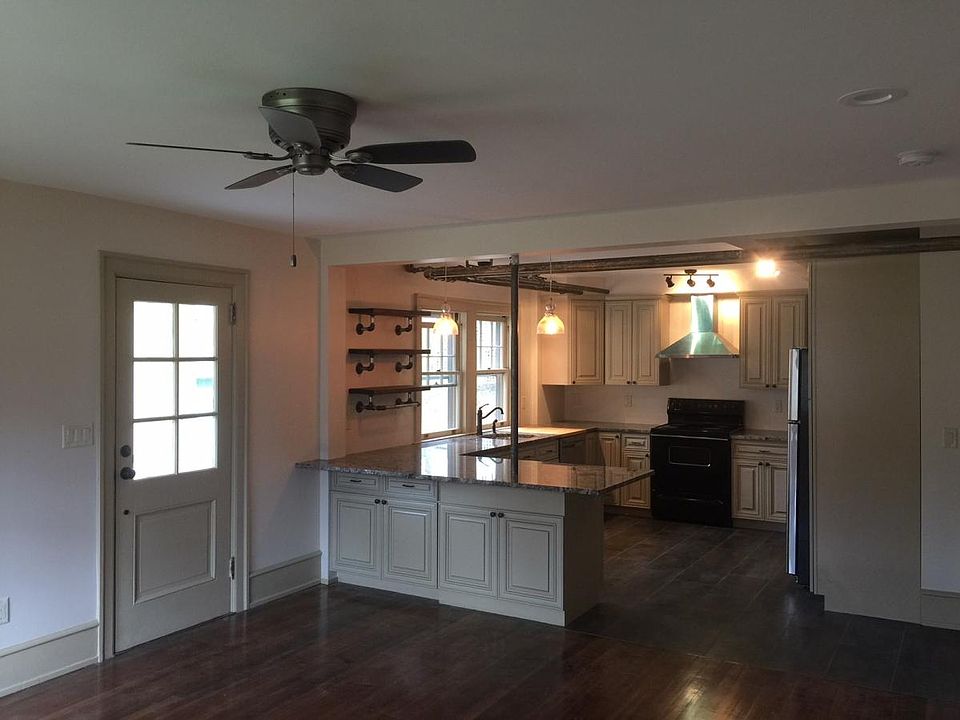Open floorplan living room/kitchen