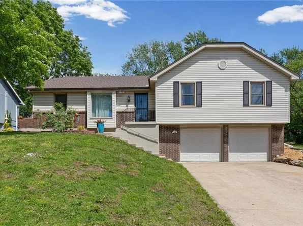 6439 Greenwood St, Shawnee, KS 66216