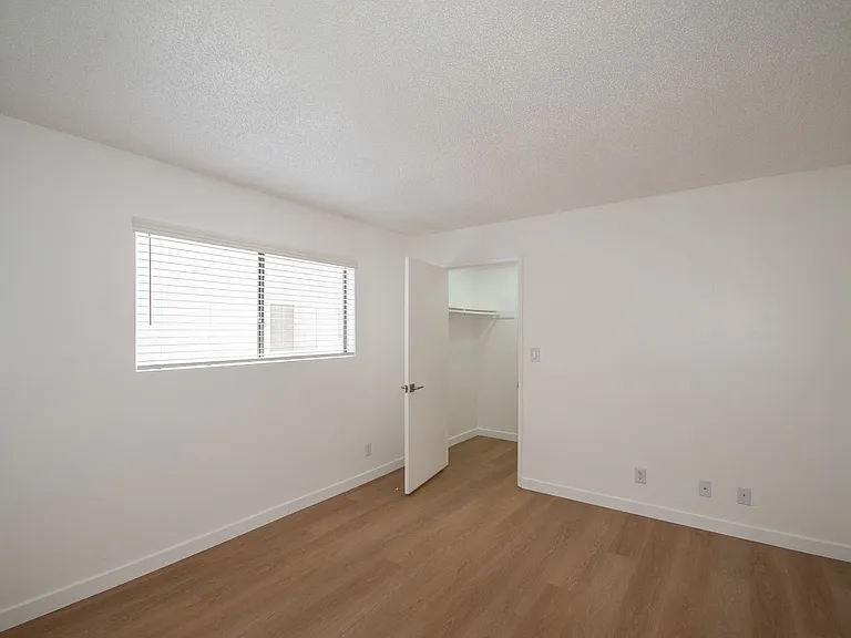 5921 Whitsett Ave — Photo 10