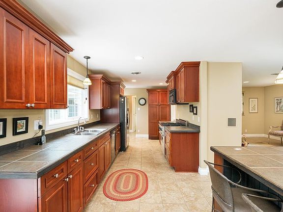 4th image of 831 Delphinium Dr