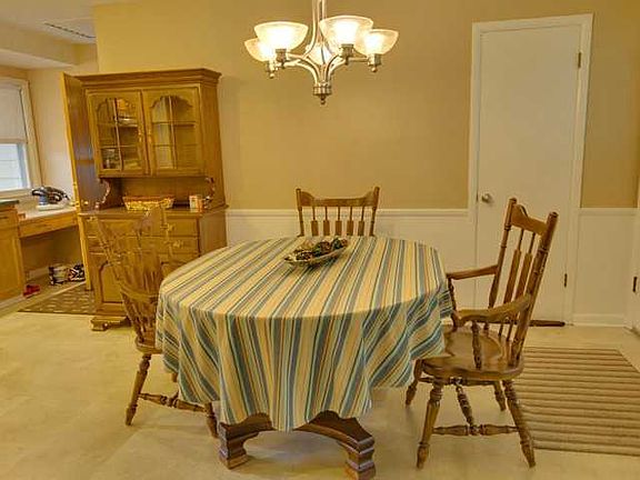 3rd image of 109 E Loree Dr
