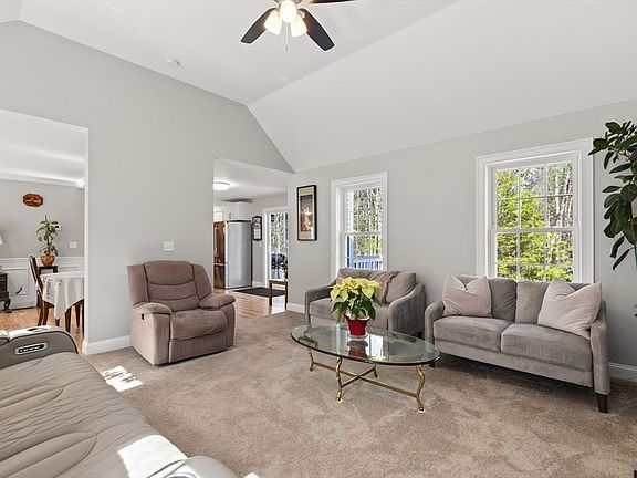 5th image of 526 Hubbardston Rd