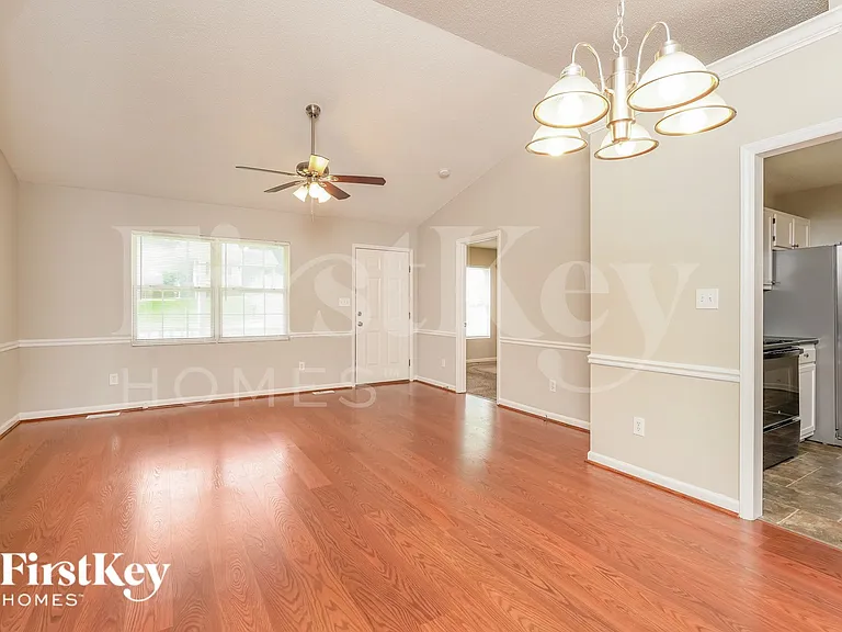 514 Three Oaks Dr — Photo 3
