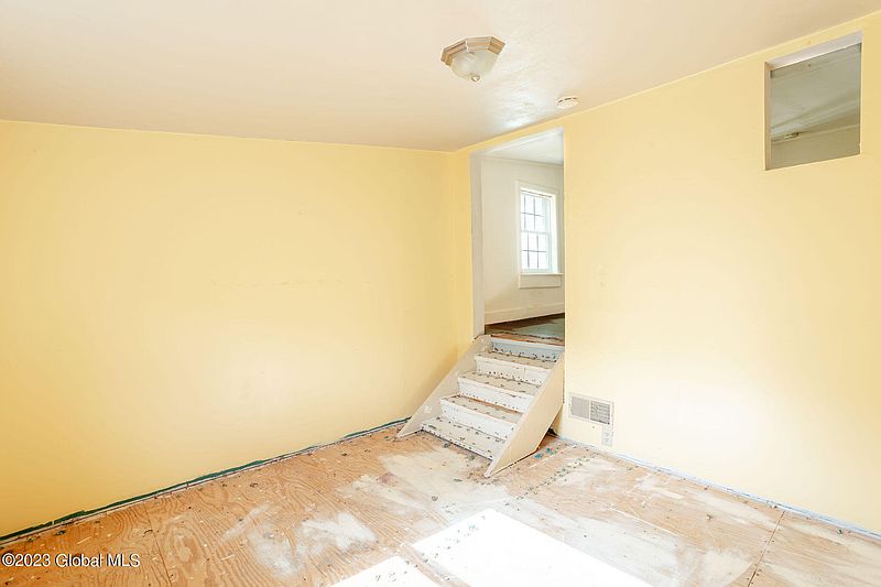 4th image of 96 Mud Pond Road