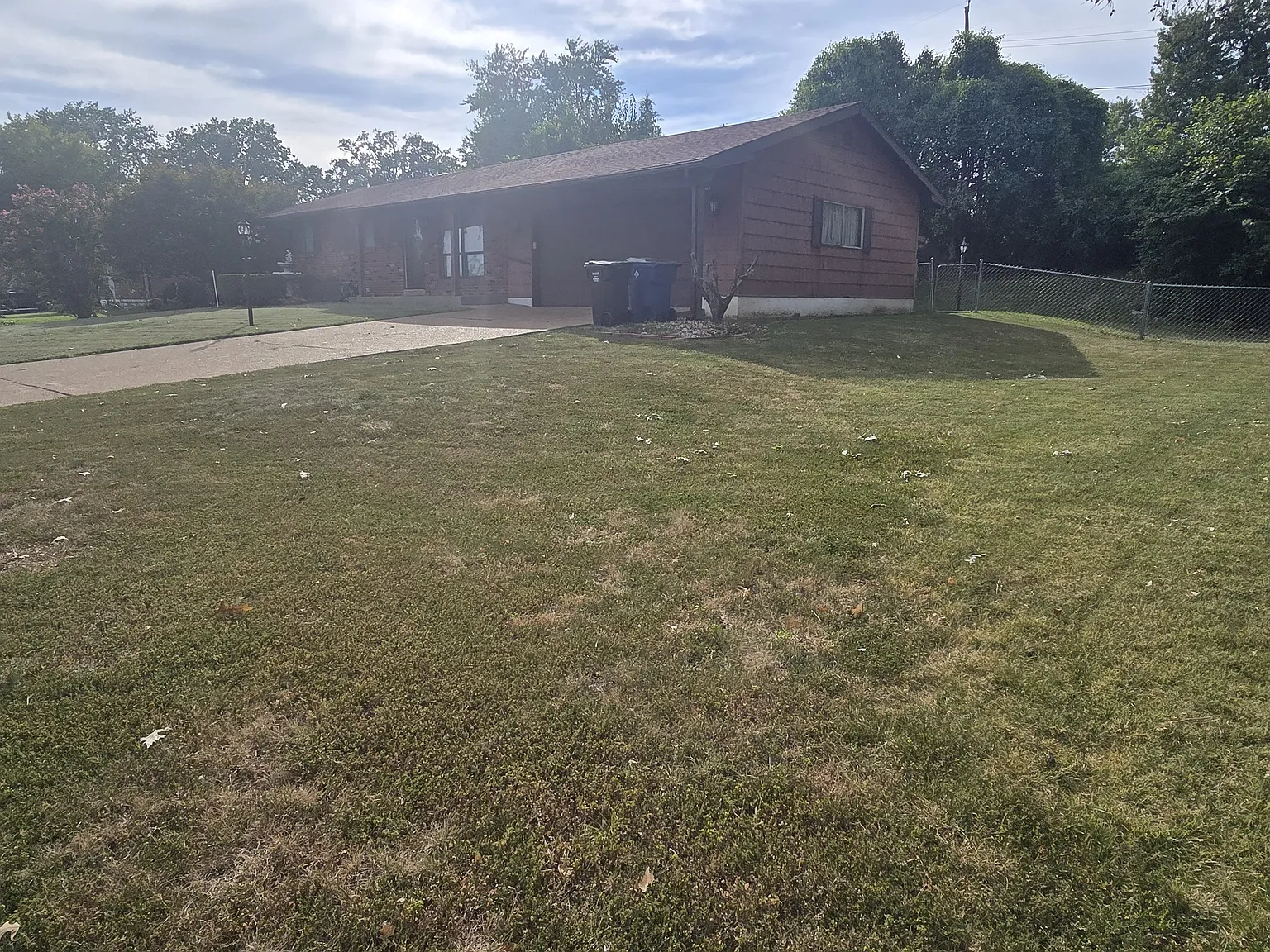 3 bed, 1.5 bath, 1900 sqft, $2,300 — Photo 3