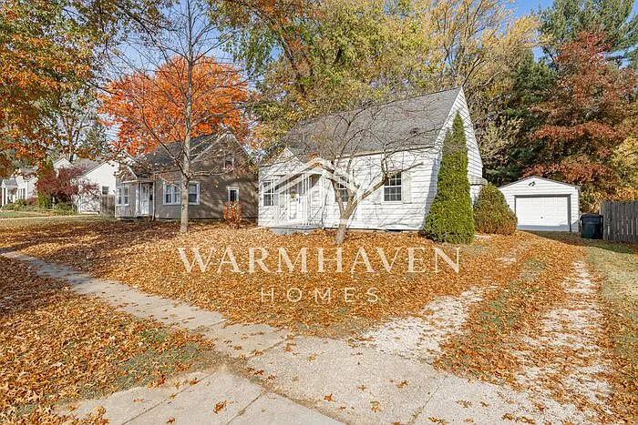 3 bed, 1.0 bath, 1093 sqft, $1,745 — Photo 3