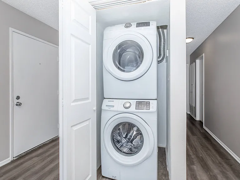 Sierra Vista Apartments — Photo 10