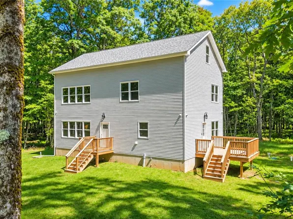 115 Deer Path Ln, Pocono Summit, PA 18346