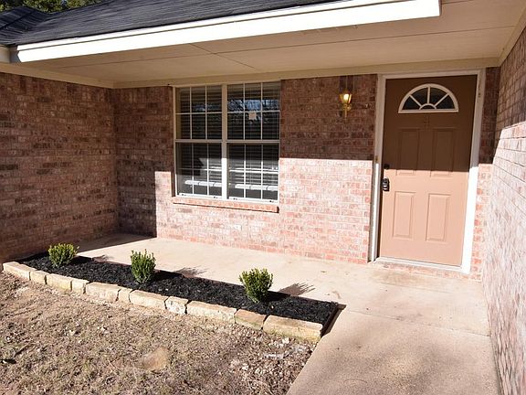 3rd image of 4 Dogwood Ct