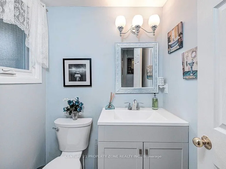6 Roehampton Cres W — Photo 12