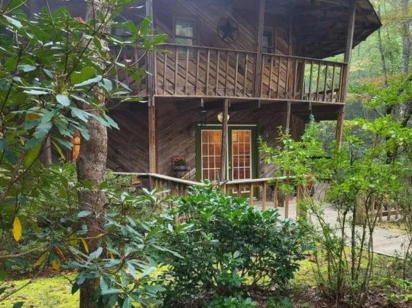 667 Pinewood Knoll Dr, Hendersonville, NC 28739
