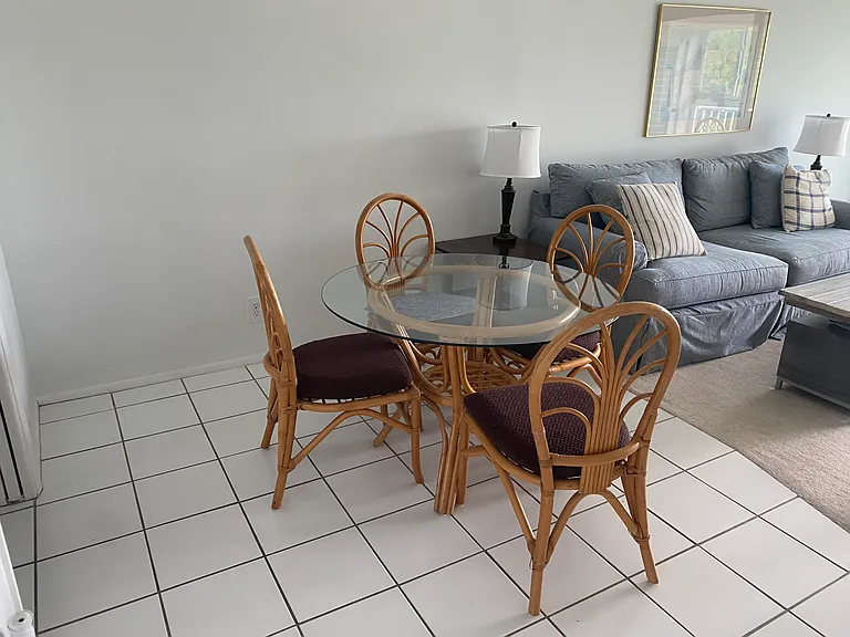 Dining Table/chairs