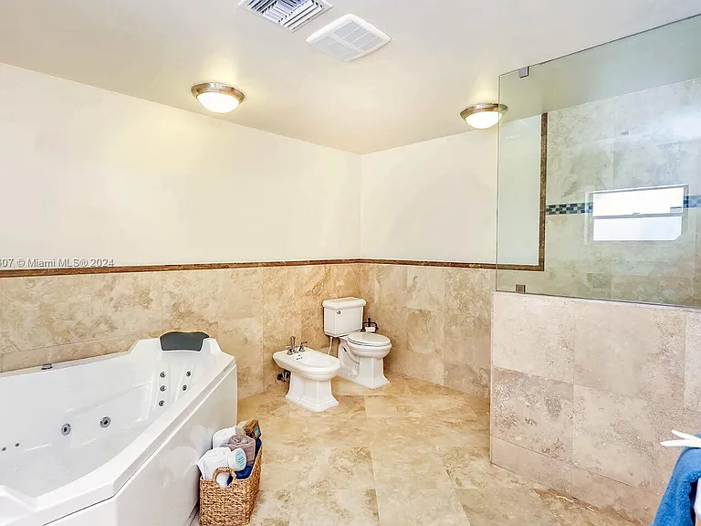 1049 N Southlake Dr — Photo 34