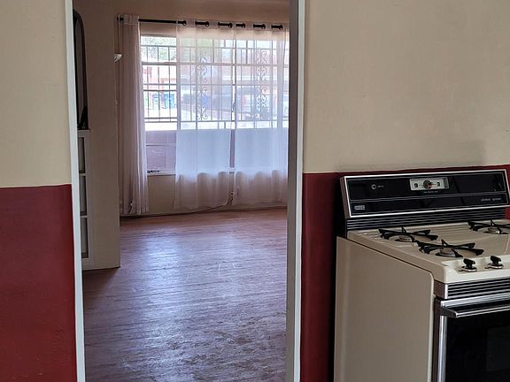 5th image of 909 Quincy St NE