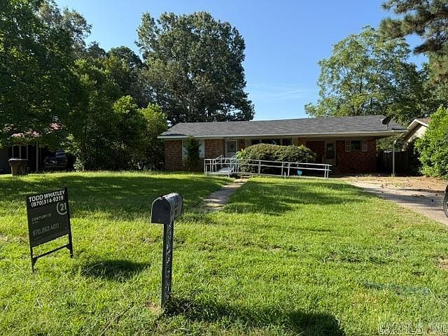 1st image of 405 Lilac Dr