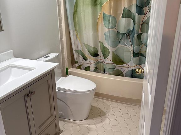 3rd image of 420 Stratford Pl