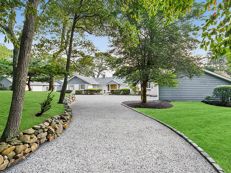 43 Mashomuck Dr — Photo 4