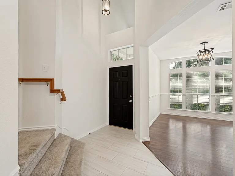 7086 Richmond Dr — Photo 2