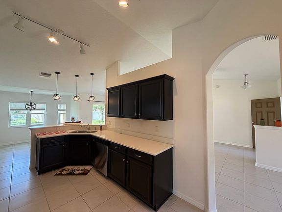 5th image of 19 Fenwick Ln