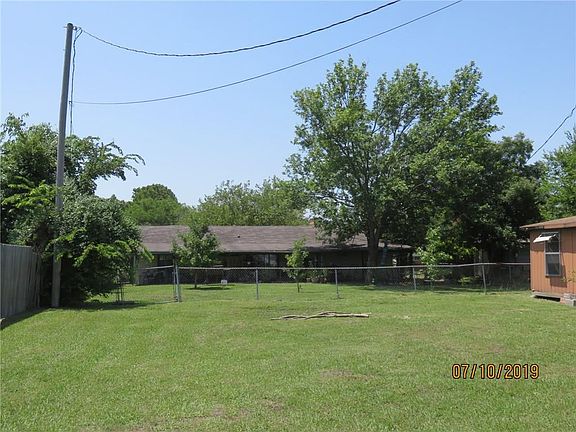 3rd image of 324 E Willow Ln