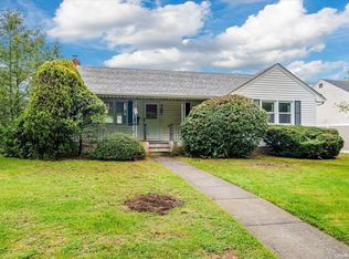 797 Park Dr, Wantagh, NY 11793