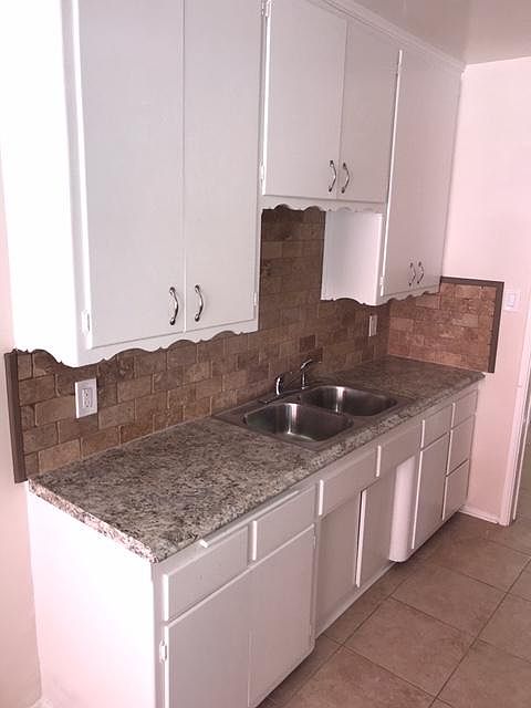 1st image of 433 W 13th St