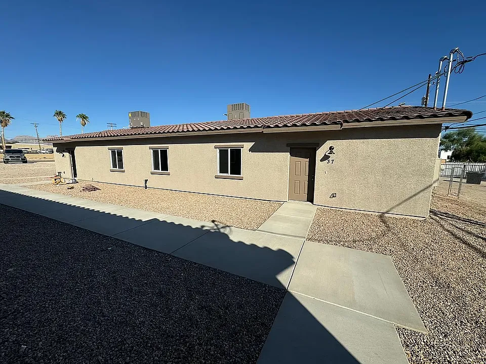 4658 N Pomona Ave #2
