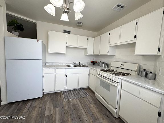 5th image of 2346 E Parkside Dr
