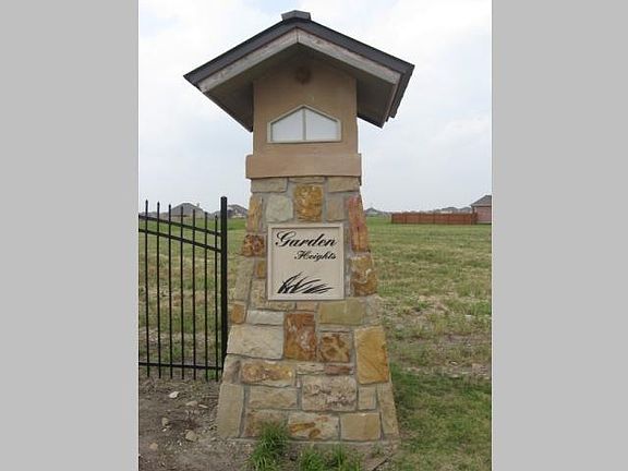 4th image of 308 Gardenia Ln