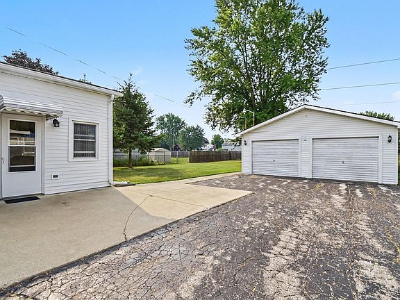 3rd image of 881 Edison Rd