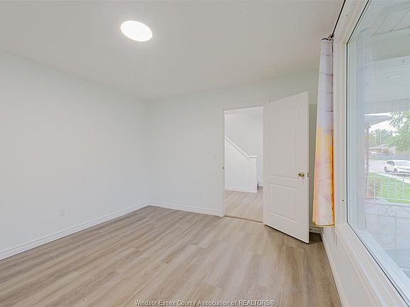 5th image of 941 Cataraqui St