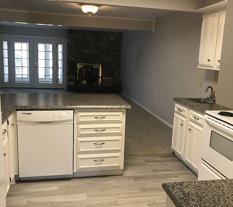 1st image of 3 Lakemoor Ln