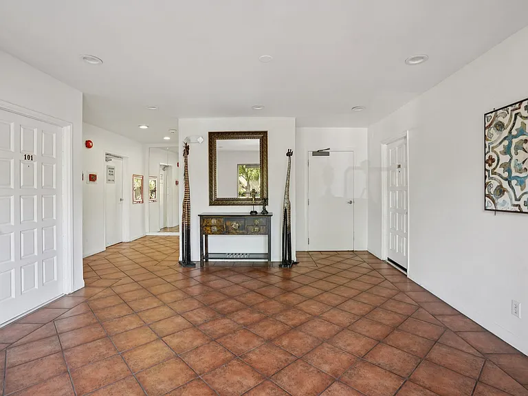 Willis Apartments — Photo 37