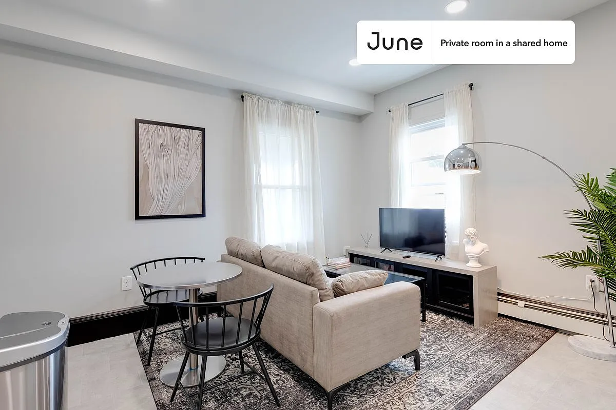 Full bedroom in 4 bed/1.5 bath home in South Boston #194 3C — Photo 3