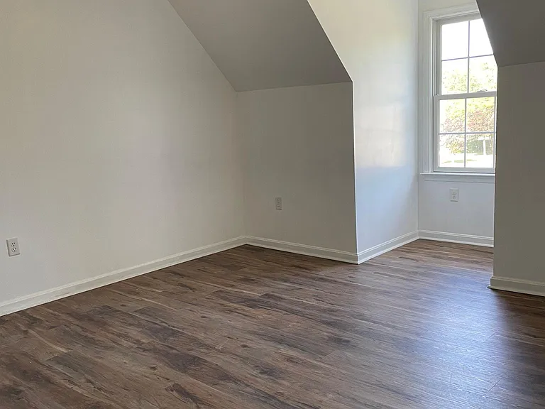 406 Lindenhurst Ct — Photo 18