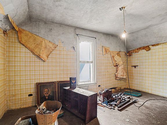 5th image of 220 Cora St