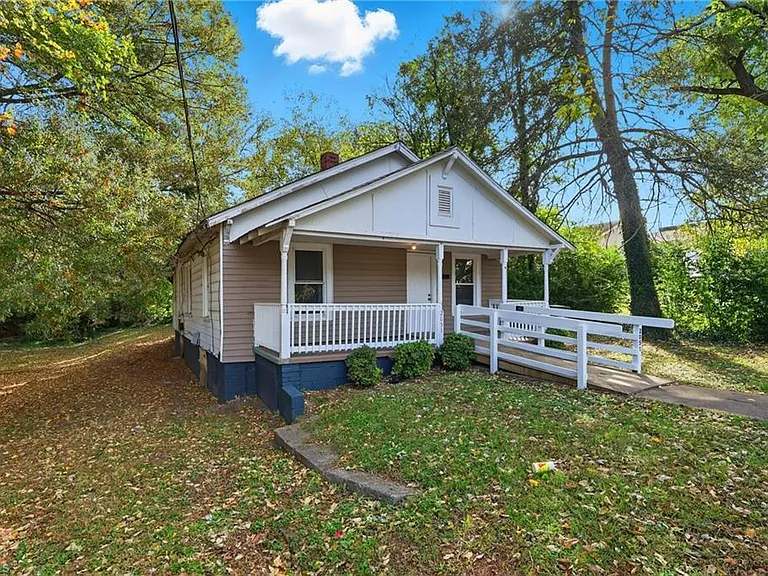 2051 Bloomfield Dr — Photo 2