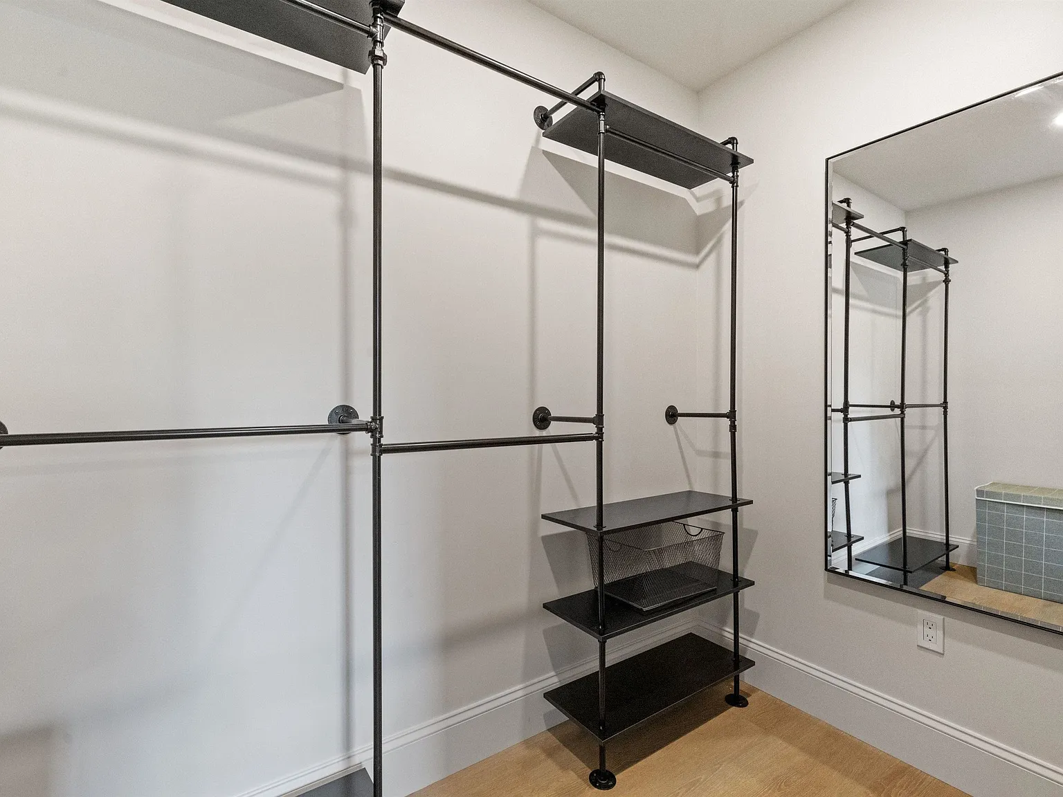 2 bed, 1.0 bath, 1000 sqft, $3,999 — Photo 3