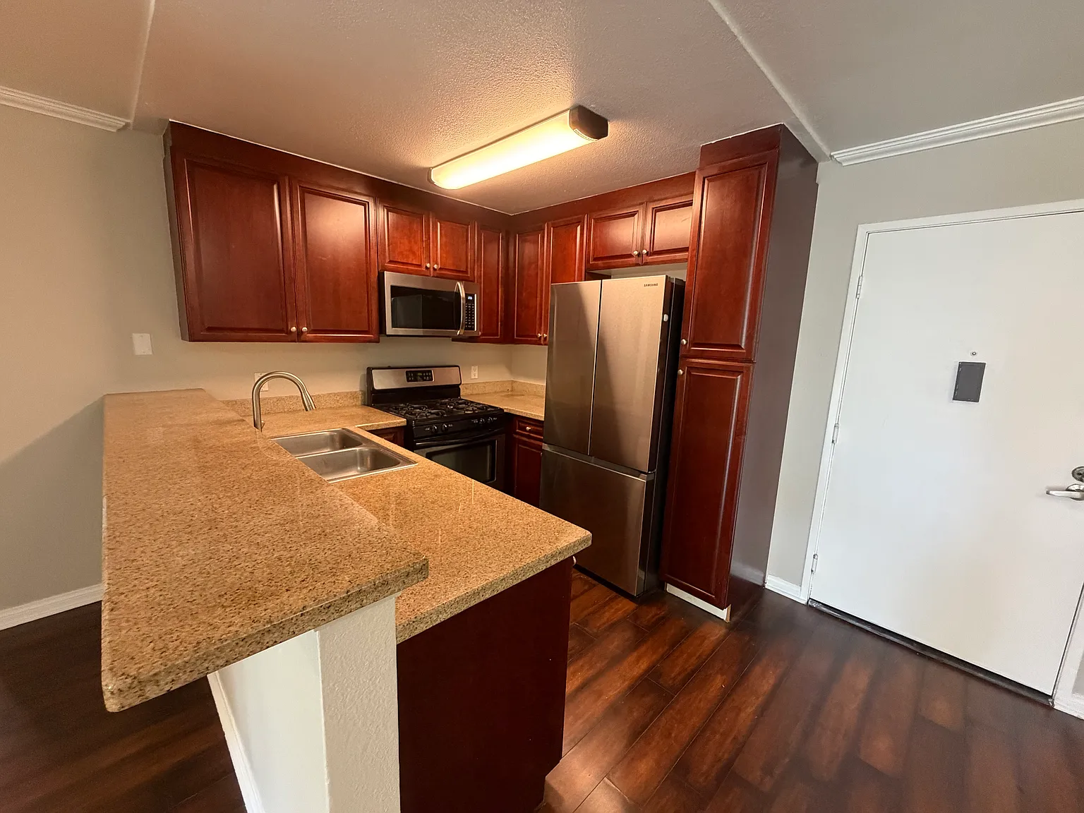 3 bed, 1020 sqft, $3,850 — Photo 3