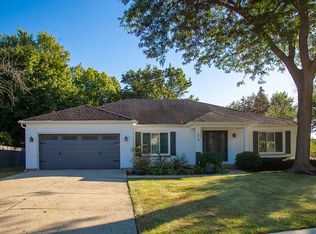 619 W End Rd, Roselle, IL 60172