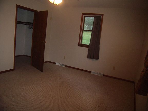 Bedroom w walk-in closet
