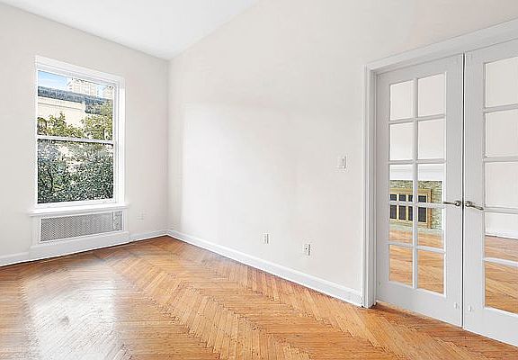 3rd image of 44 W 69th St APT 3A