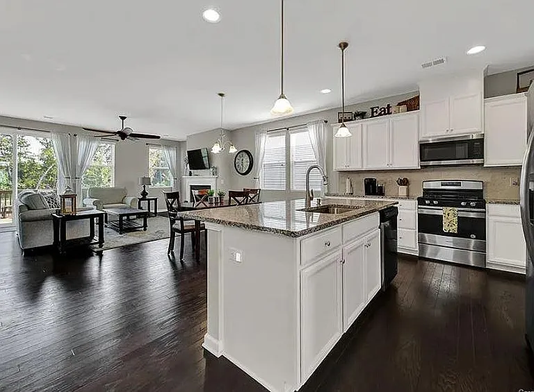 1422 Kings Grove Dr — Photo 3