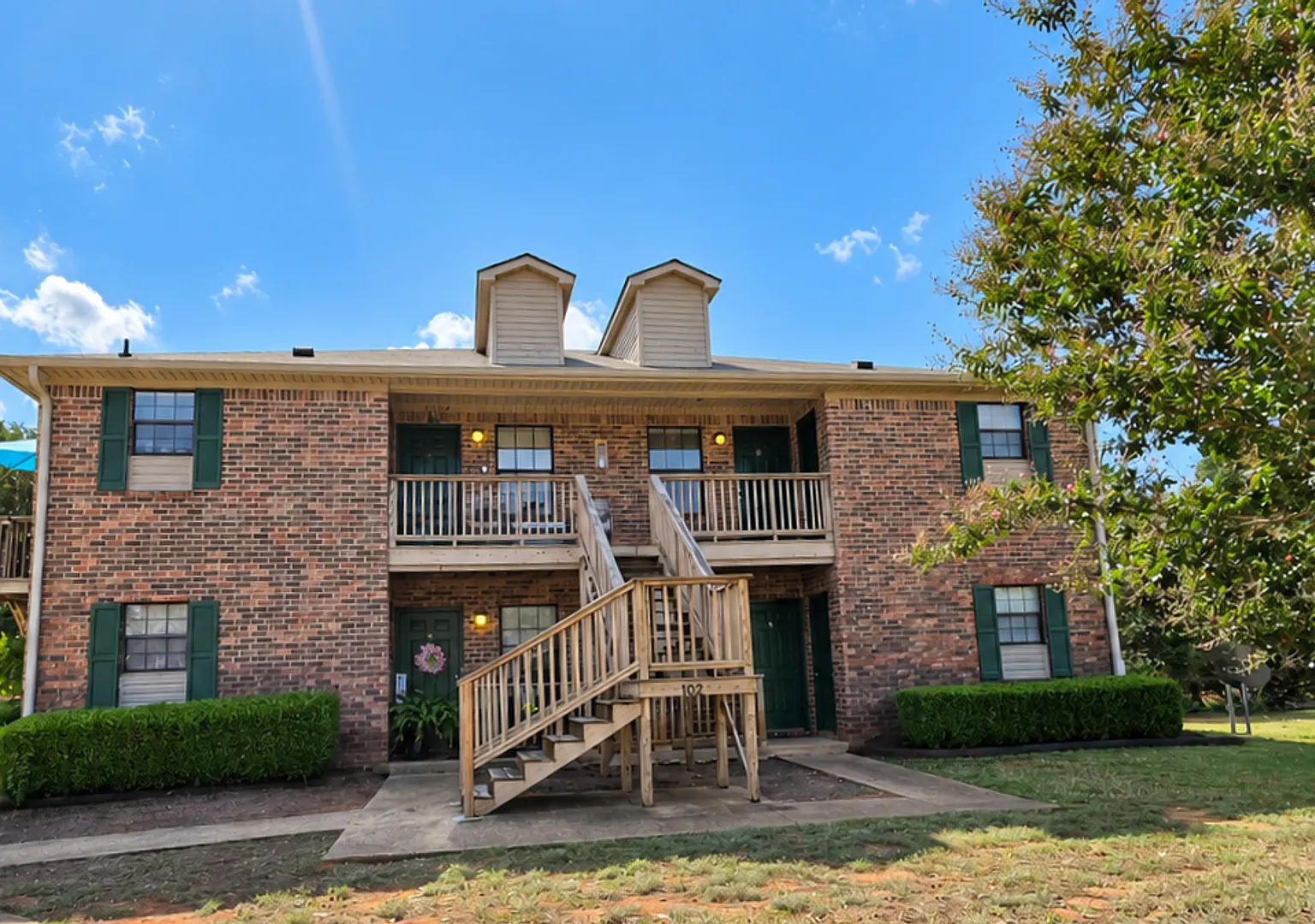 2Bd/2Ba Upstairs Unit - Move In Special - Under New Management — Photo 1
