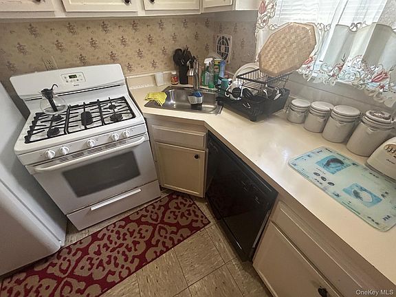 3rd image of 107 Sneden Place W #107
