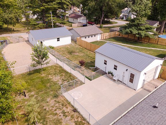 5th image of 1107 N Hinshaw Ave