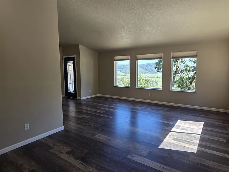941 Colonial Rd — Photo 3
