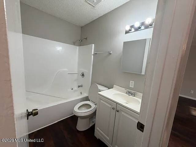 3 bed, 2.0 bath, 1300 sqft, $1,350 — Photo 4